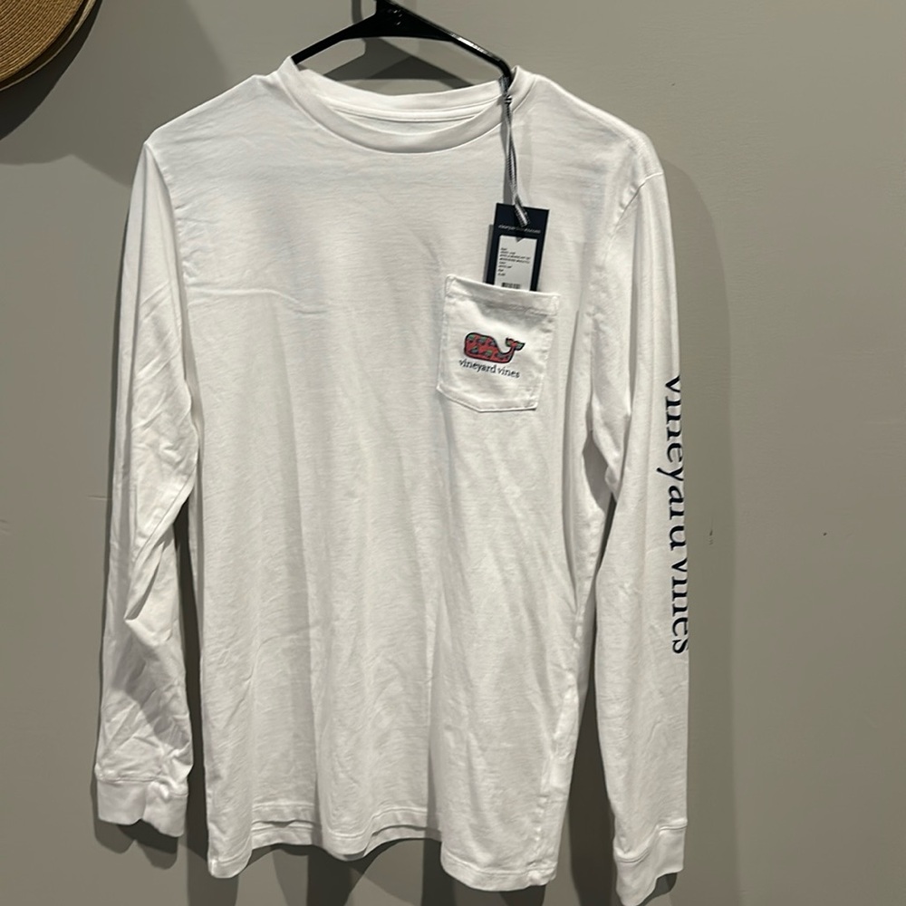 NWT Vineyard vines kids XL long sleeve tee - Xmas design - can be worn by adult